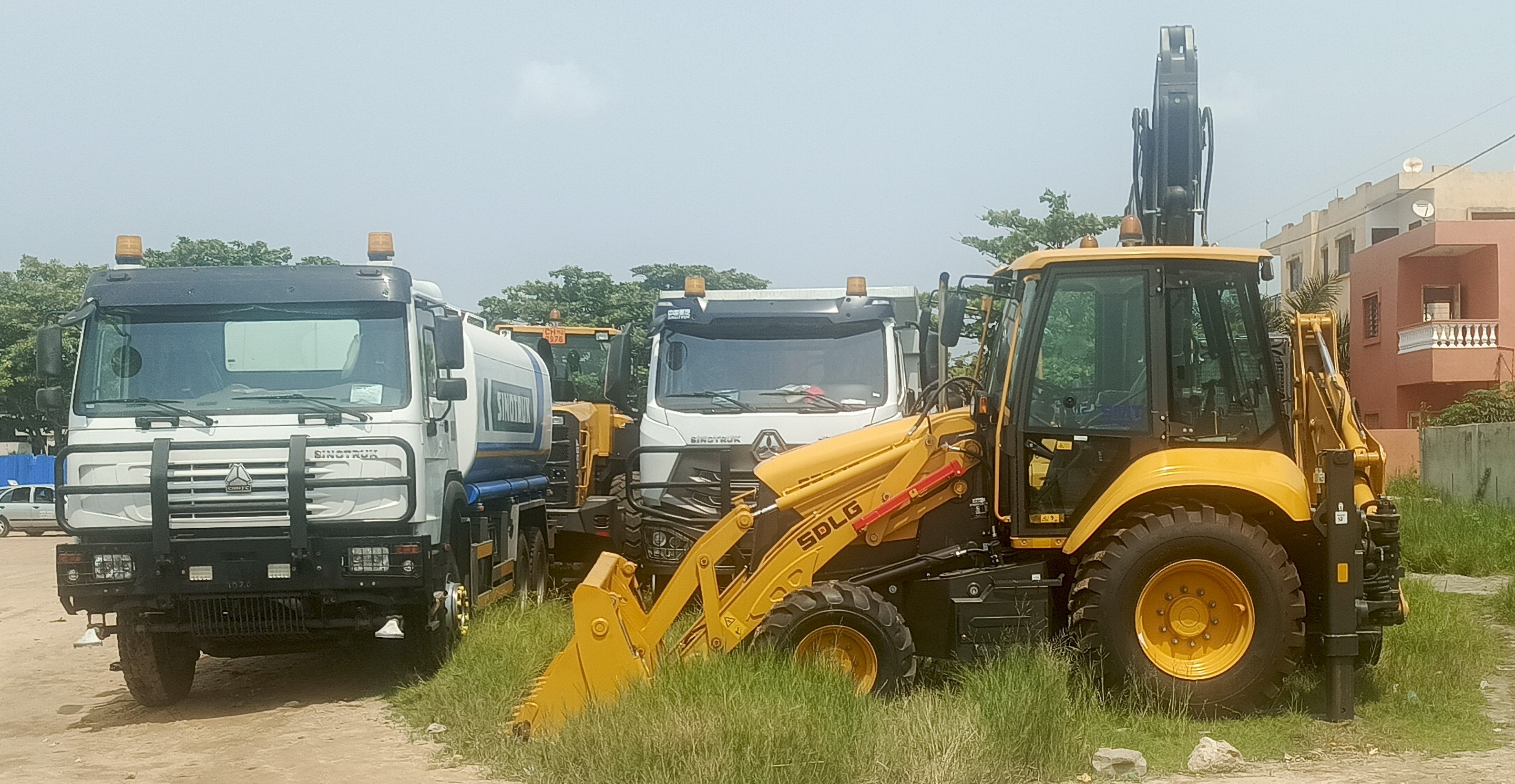 Rétro-chargeur SDLG pour travaux publics, parc d'engins Groupement BB International